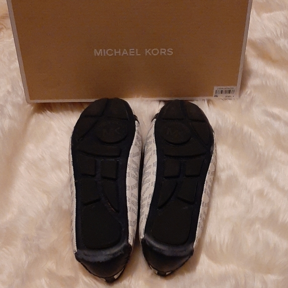 Flats - Picture 1 of 5